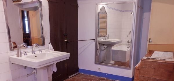Bathroom 1 - 1st floor