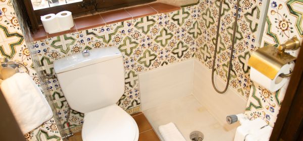 Bathroom bedroom 6