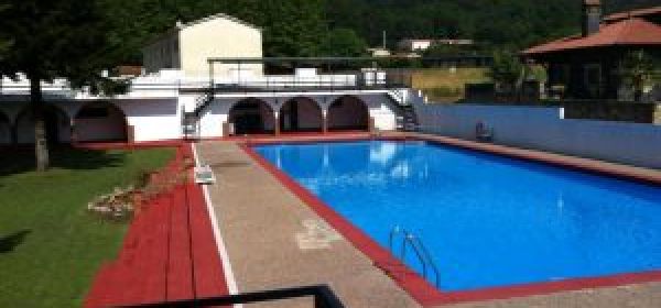 Piscina municipal (abierta en julio y agosto)